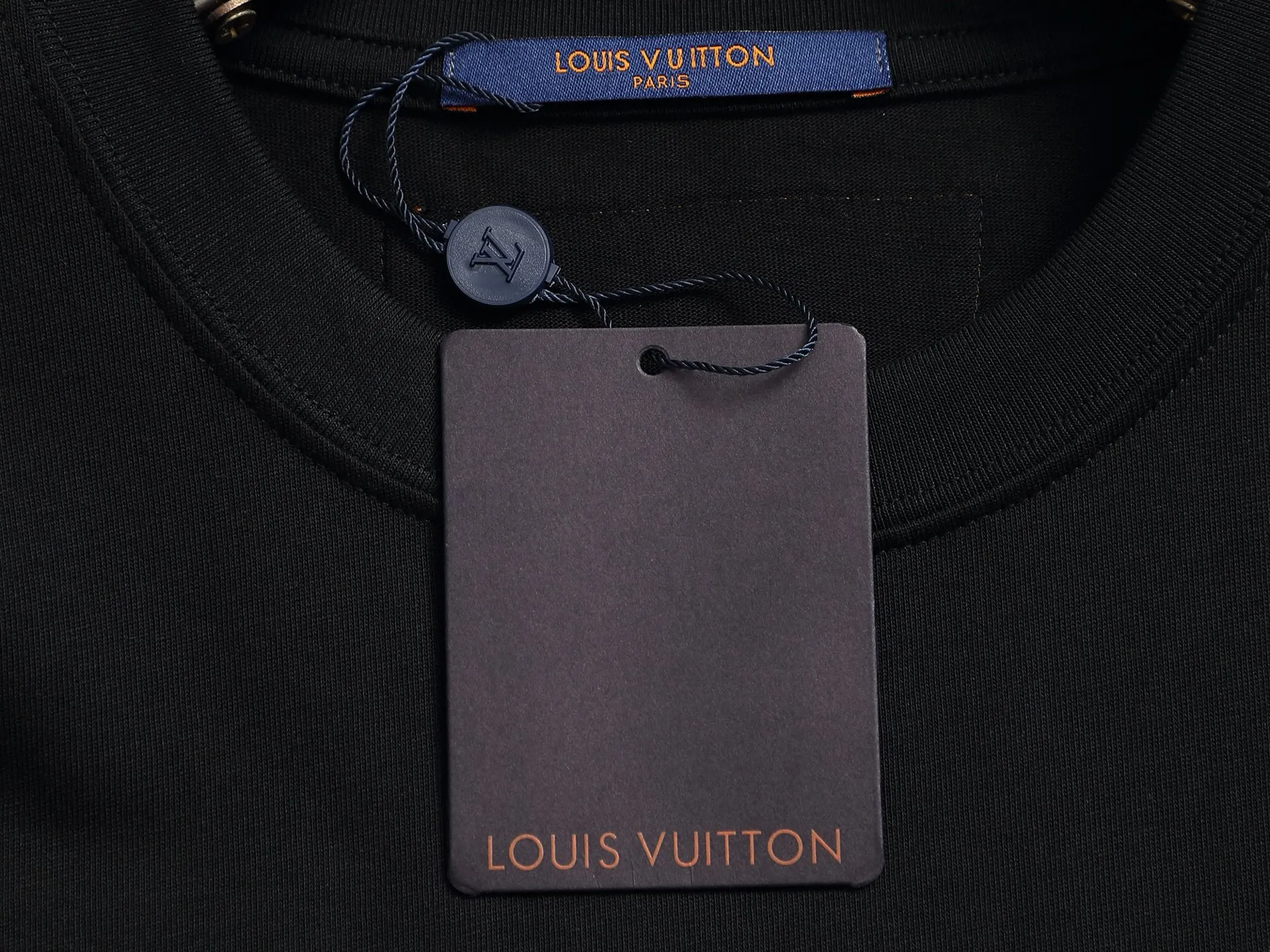 🅿️170 Louis Vuitton Louis Vuitton 1V slightly wide version XS-L 25SS LV new product counter catwalk model with leather letter logo embroidery on the front and back, same style for men and women! Short-sleeves are not the same as the general public, but must be unique and eye-catching. This LV short-sleeves is all about quality, comfort, consistent style, fashion, including fabrics and cutting techniques, all of which have been made with great effort! 320 grams of washed pure cotton fabric, pure cotton is breathable, very refreshing and comfortable for daily wear. The rib knitting on the neckline is smooth and tight, and the neckline will not be skewed if you toss it at will. The loose version, you will find that it looks really good on the upper body. The overall is minimalist and neat, super versatile for daily use! Pair it casually with a pair of pants for a youthful look. A T-shirt will make your outfit crazy. It is a fashionable item that can never go wrong! Color: Black White Size: XS-L Size chart: